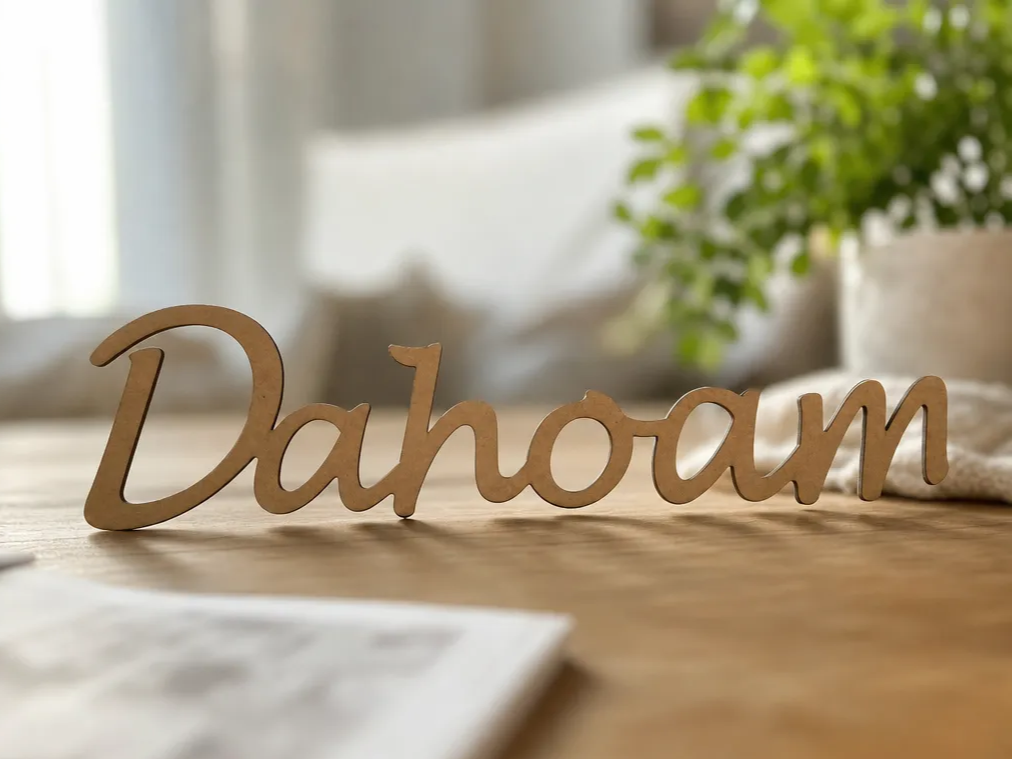 Holzschriftzug „Dahoam“ – Zeitlose Wanddekoration aus Holz