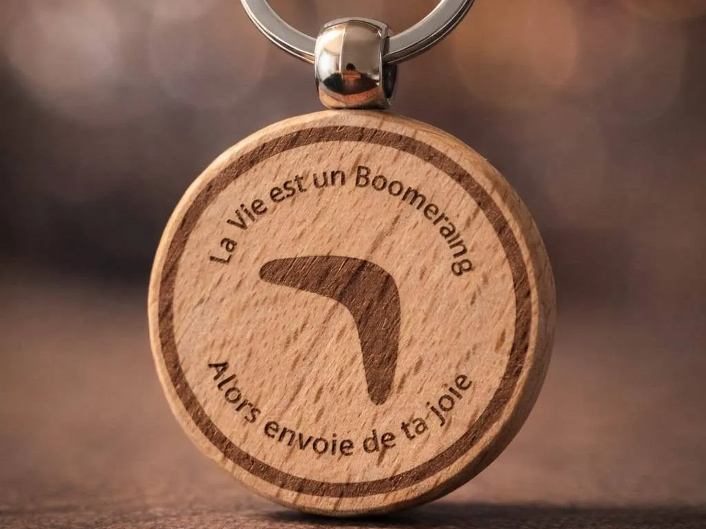 Porte-clés rond en bois avec citation La vie est un boomerang