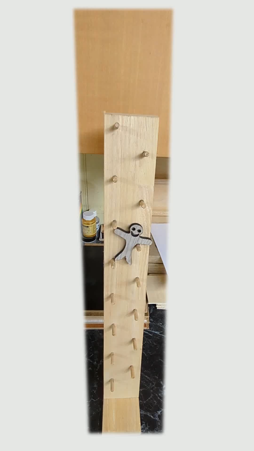 [Laser cut and engrave] Présentoir mural en bois avec chevilles pour suspendre des objets