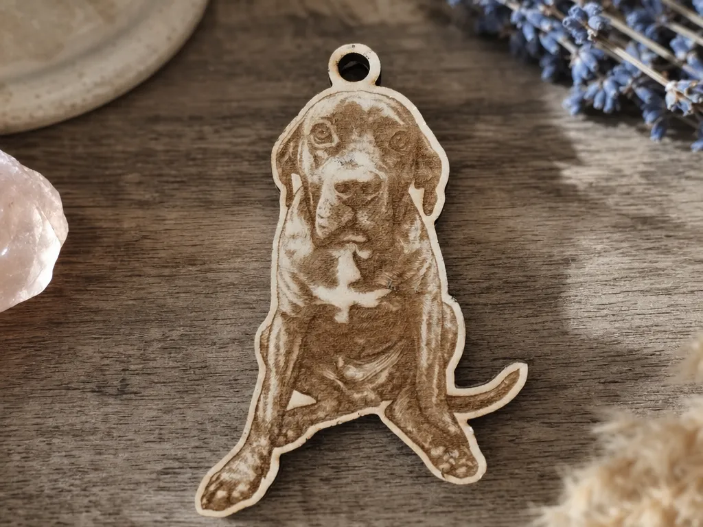 Pendentif en bois en forme de chien