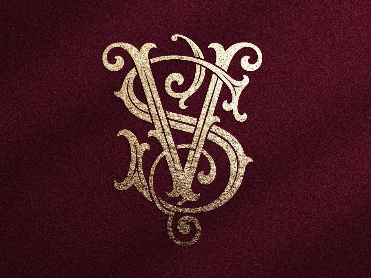[Laser cut and engrave] Monogramme doré entrelacé avec les lettres S et V sur fond bordeaux