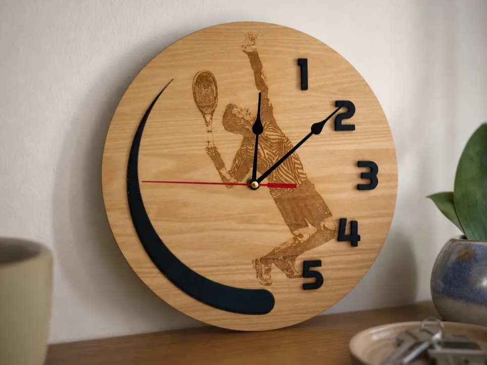 Wanduhr aus Holz mit Tennisspieler Motiv
