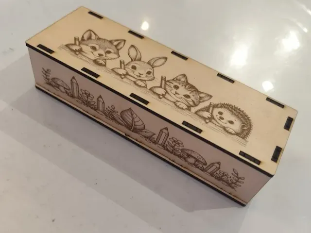 Boîte à crayons en bois avec illustrations d'animaux de la forêt