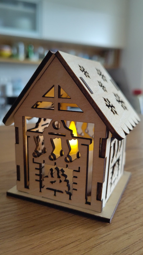 [Laser cut and engrave] Weihnachtliches Windlicht aus Holz mit Kaminmotiv