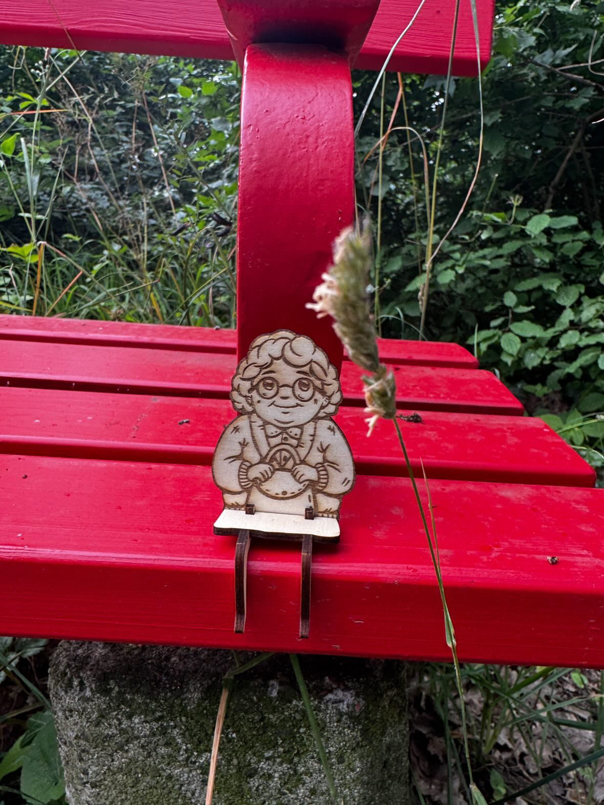 [Laser cut and engrave] Grandmother figure phone stand with glasses and basket