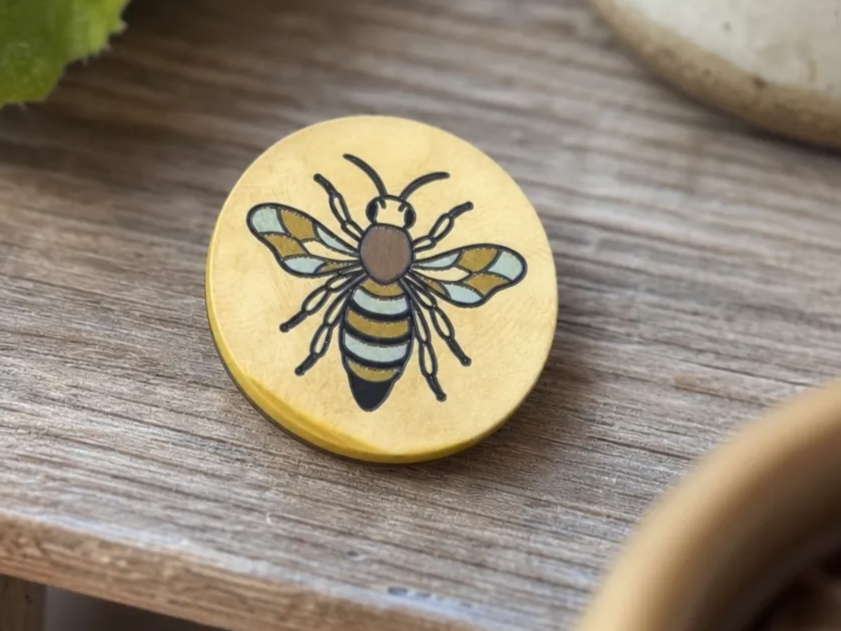 Abeille sur badge rond en acier doré (magnétique)