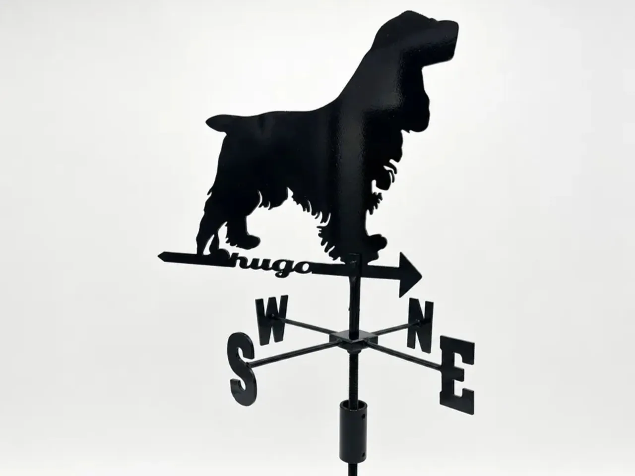 [Laser cut and engrave] Girouette personnalisée avec silhouette de chien cocker spaniel et nom Hugo