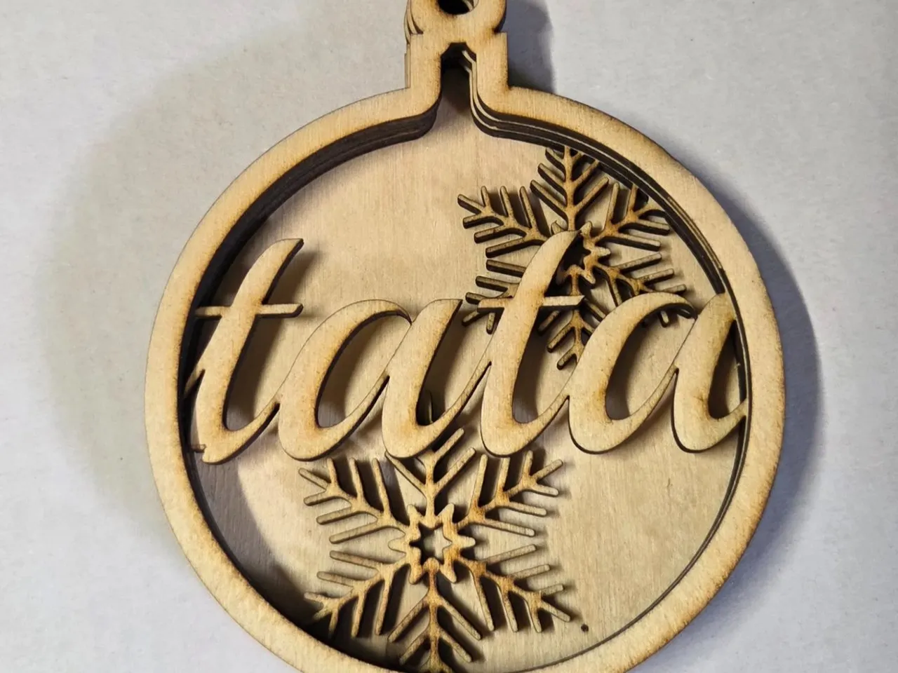 [Laser cut and engrave] Addobbo natalizio in legno con scritta tata e fiocchi di neve