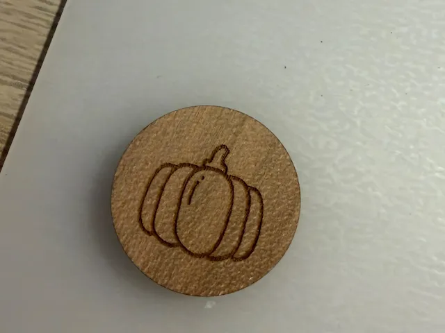 Jeton rond en bois avec motif de citrouille