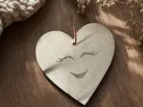 [Laser cut and engrave] Adorno de madera en forma de corazón con cara sonriente