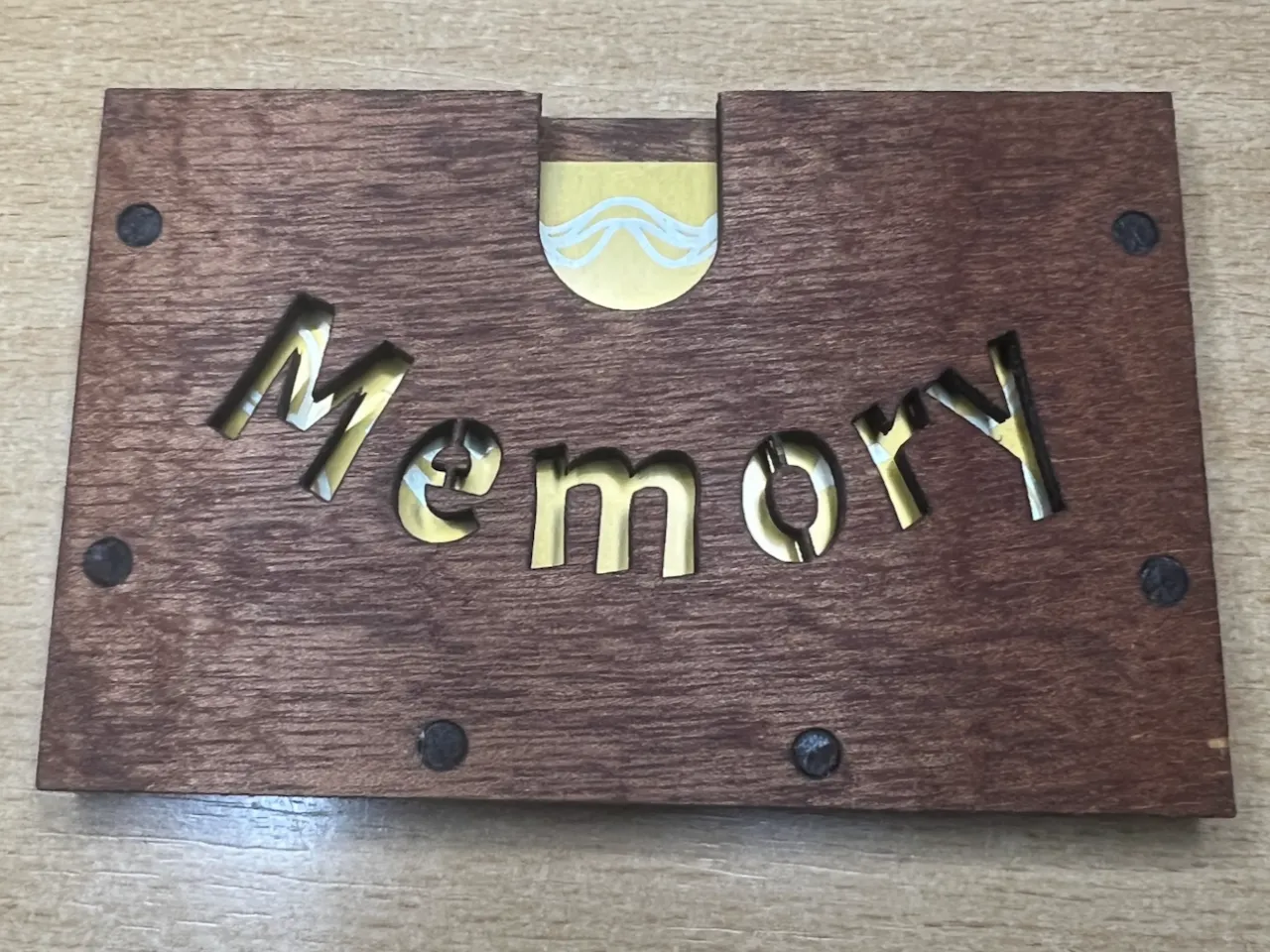 [Laser cut and engrave] Holz-Visitenkartenetui mit Memory-Schriftzug