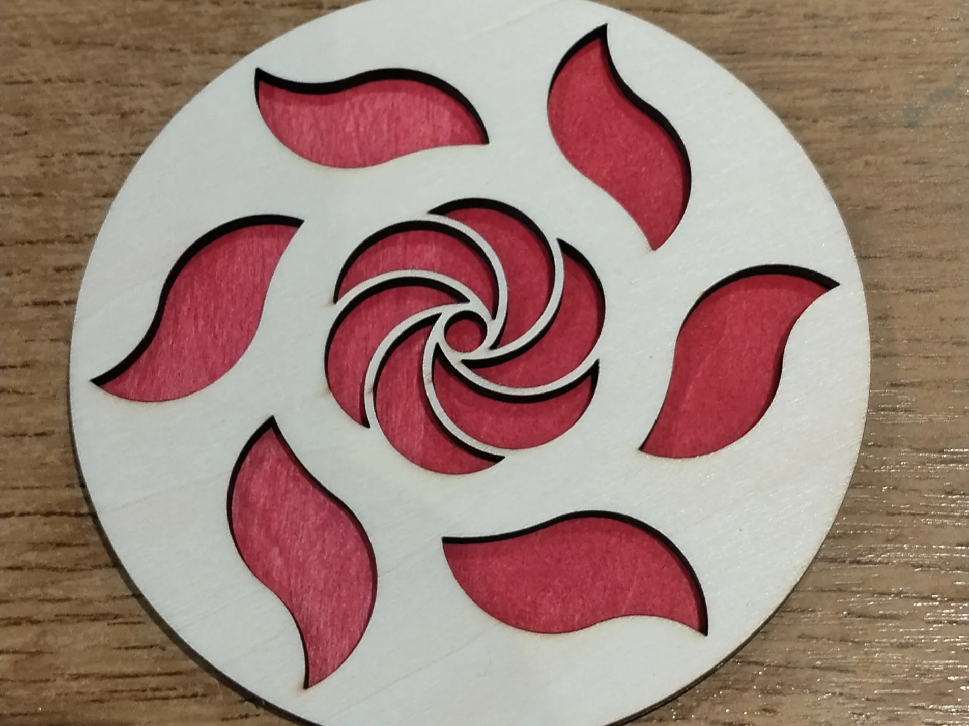 Sous-verre rond en bois avec motif floral en spirale