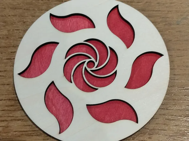 Sous-verre rond en bois avec motif floral en spirale