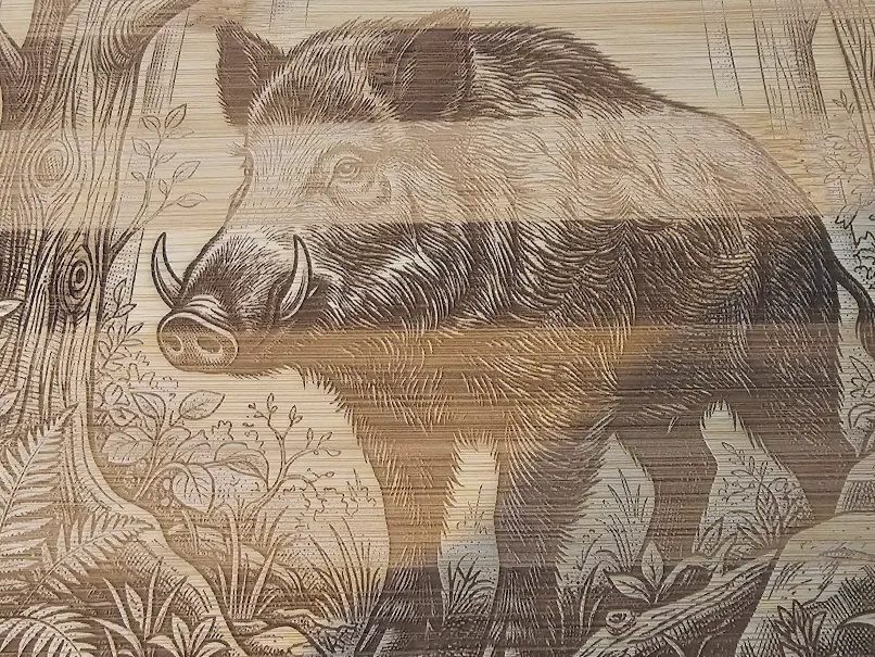 Planche à découper en bambou avec illustration de sanglier en forêt