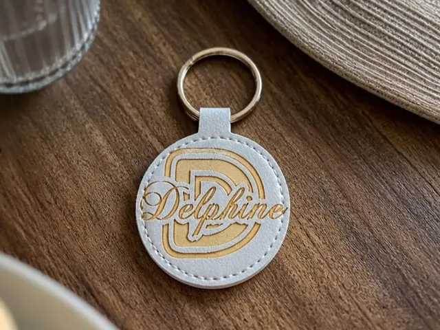 Porte-clés rond personnalisé avec initiale D et prénom Delphine