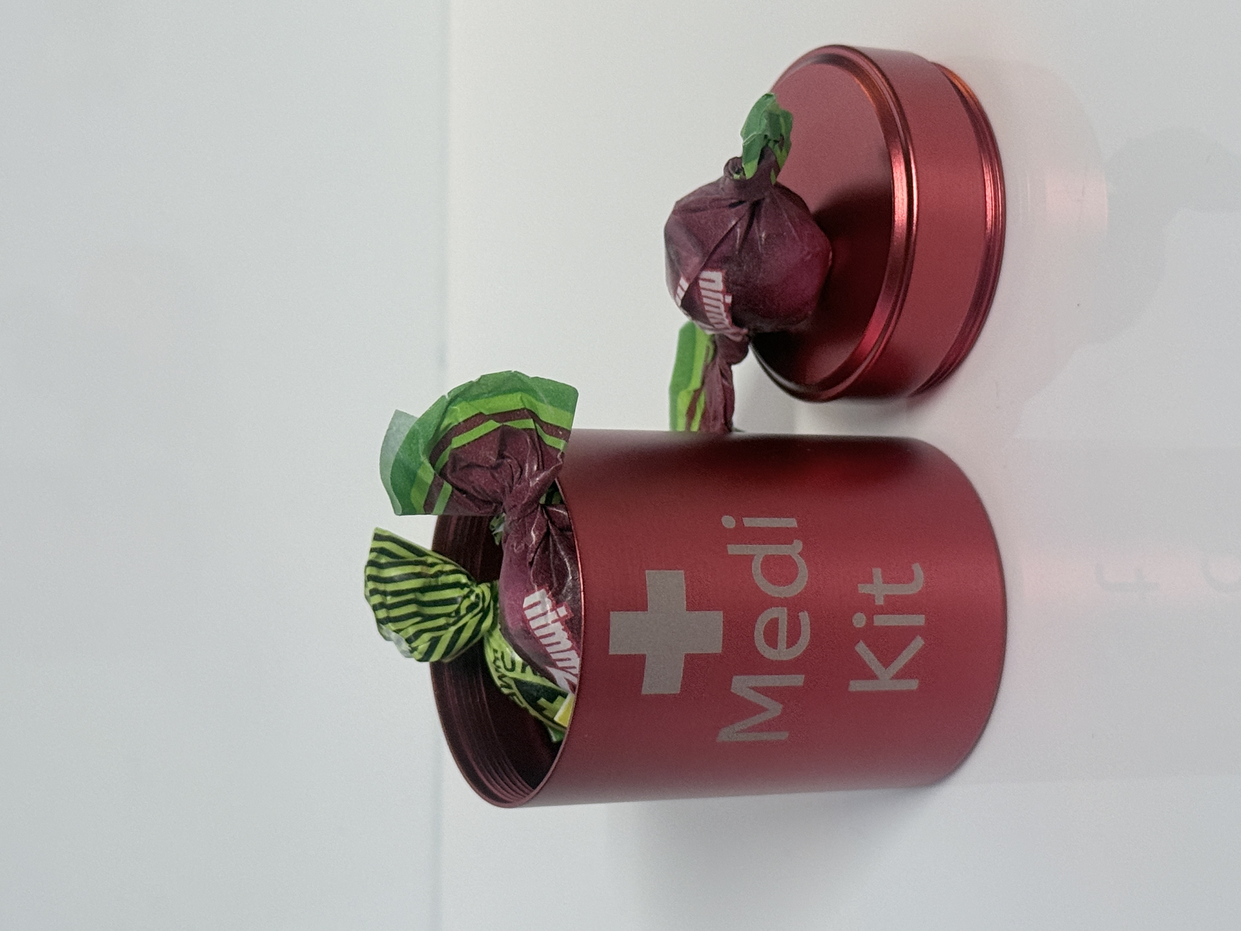 [Laser cut and engrave] Rote Medi Kit Metalldose für Süßigkeiten