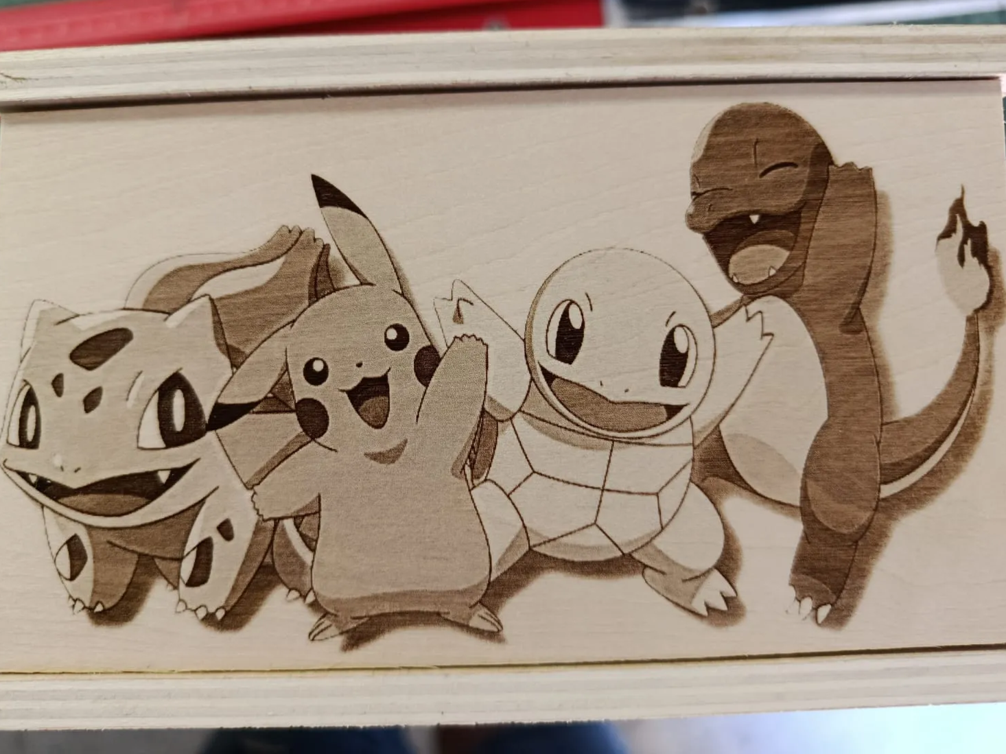 Boîte en bois avec illustration des personnages Pokémon