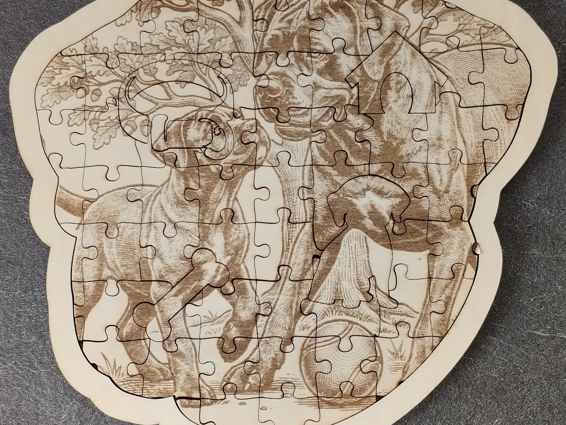 Puzzle en bois illustré avec des chiens et une niche