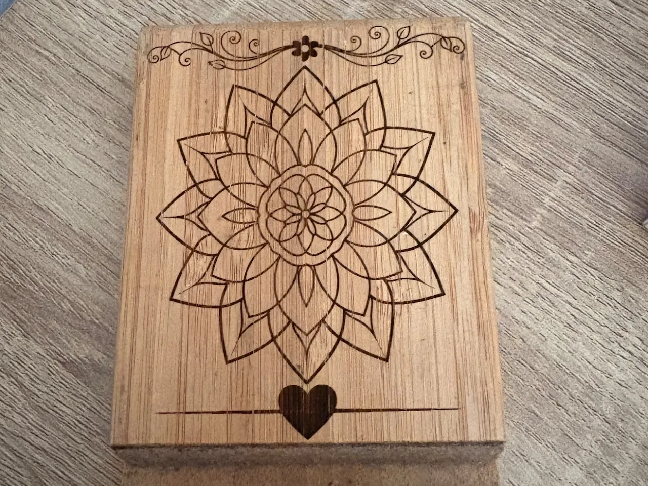 [Laser cut and engrave] Support Téléphone Bois