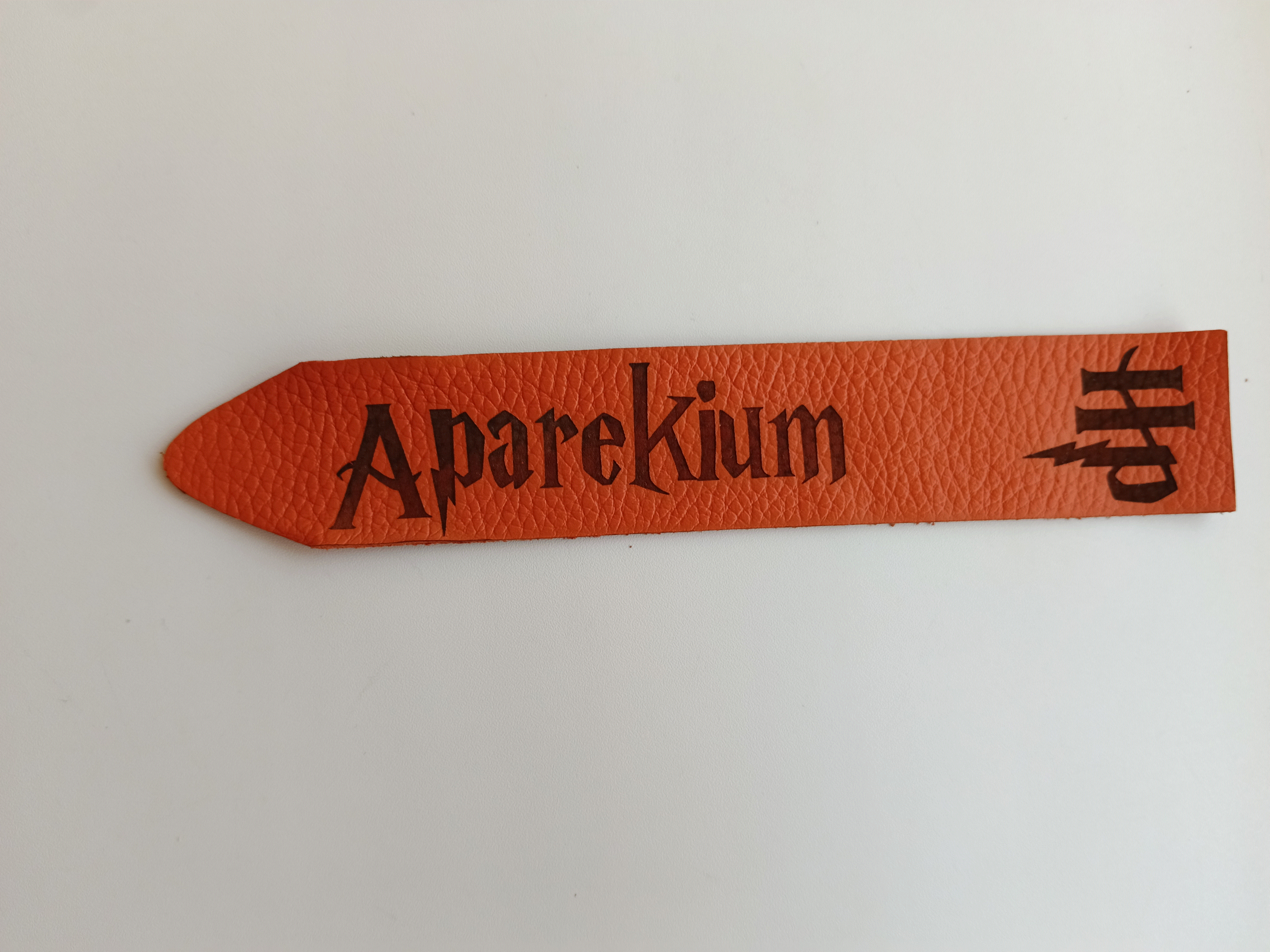[Laser cut and engrave,Screen printing] Книжная закладка из кожи