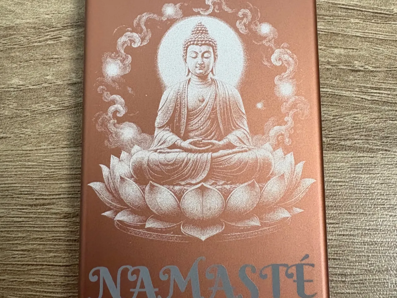 [Laser cut and engrave] Plaque en métal cuivré avec illustration de Bouddha et inscription Namasté