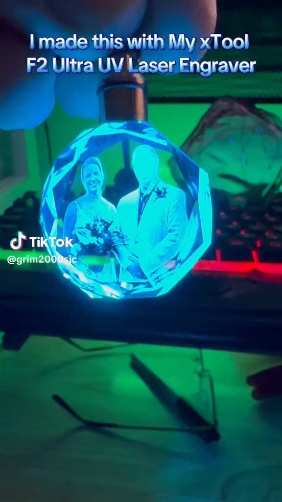 Crystal pendant with internal portrait of a wedding couple