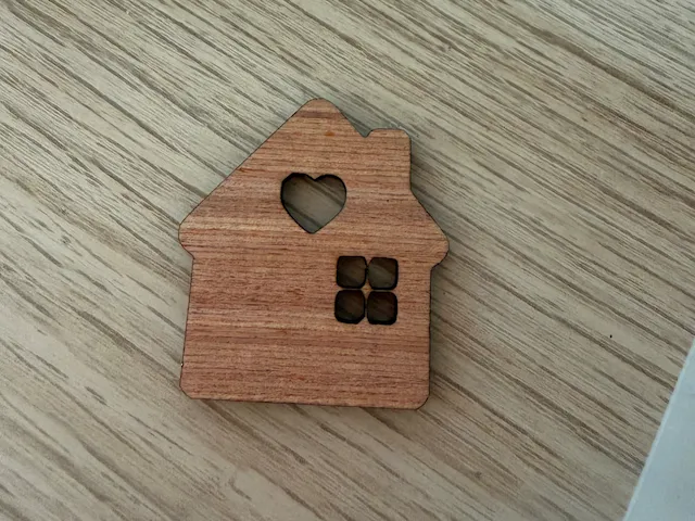 Petite maison en bois avec découpe en forme de cœur