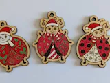[Laser cut and engrave] Ornements de Noël en forme de coccinelle avec bonnet et écharpe