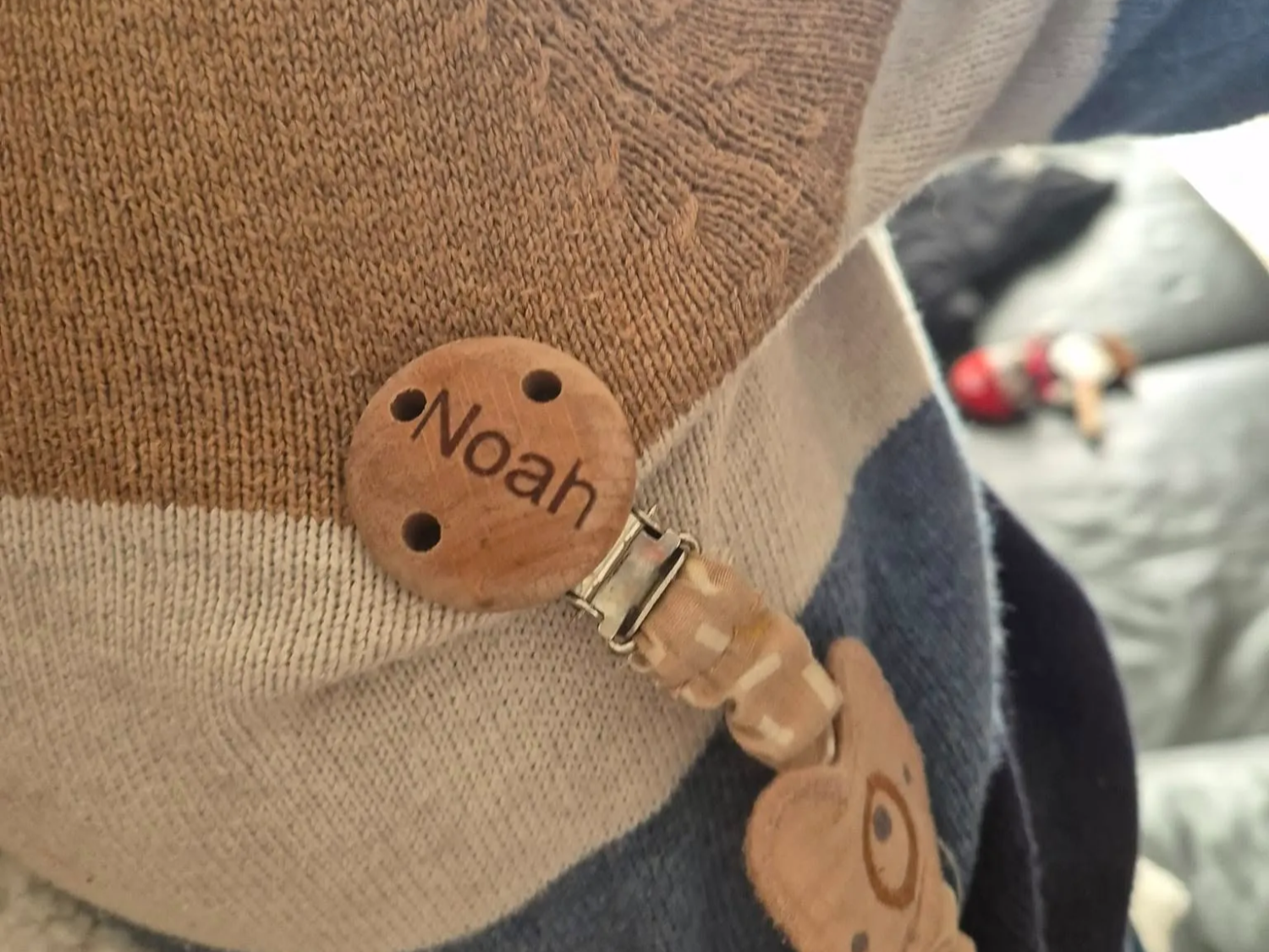 Attache-tétine en bois personnalisé au prénom Noah