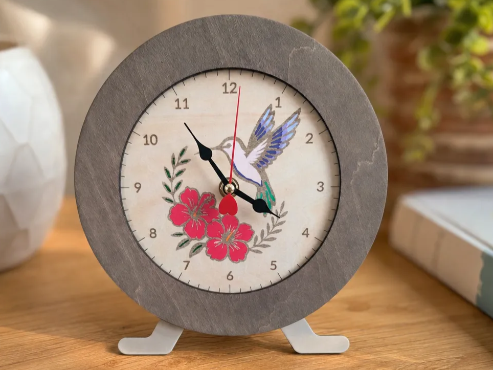 Horloge de table ronde avec motif colibri et fleurs tropicales