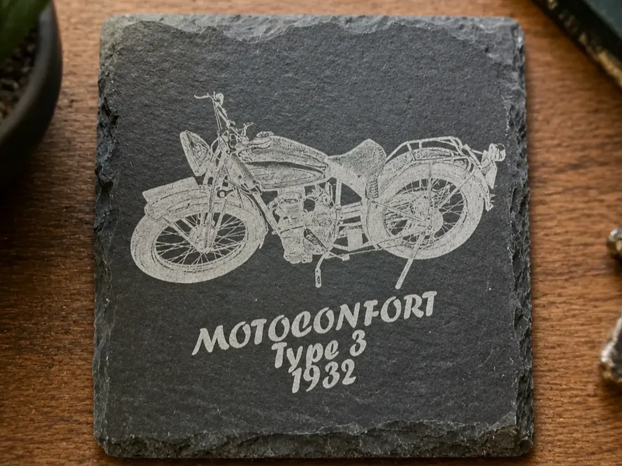 [Laser cut and engrave] Sous-verre en ardoise avec illustration de moto ancienne Motoconfort Type 3