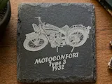 [Laser cut and engrave] Sous-verre en ardoise avec illustration de moto ancienne Motoconfort Type 3