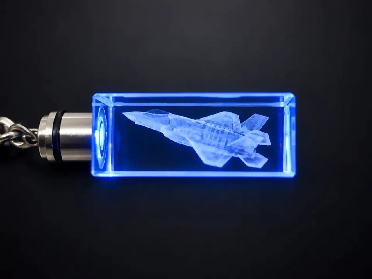 [Laser cut and engrave] Porte-clés lumineux en cristal avec avion de chasse gravé
