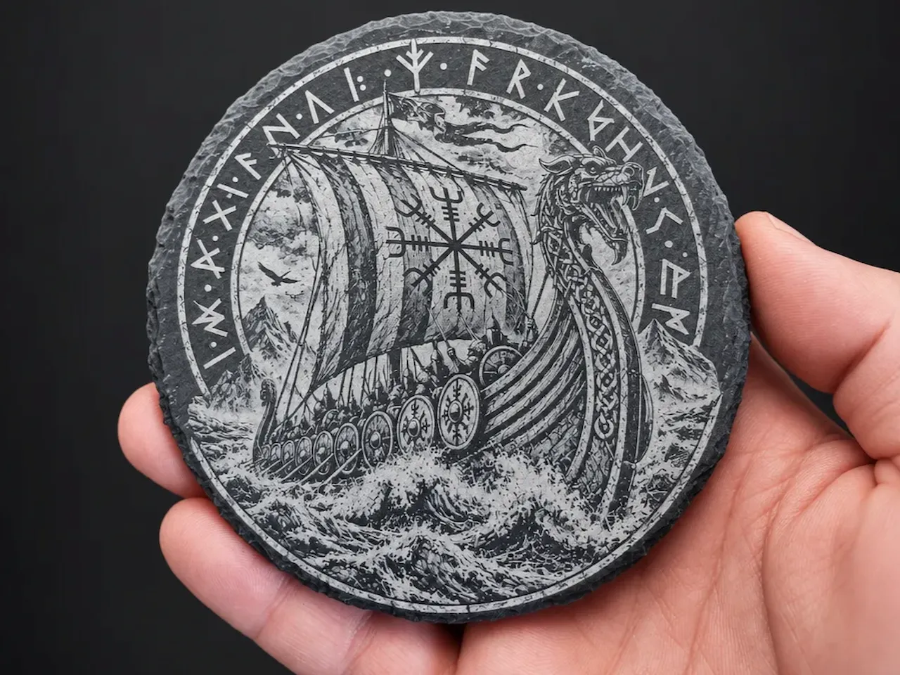 [Laser cut and engrave] Runder Schieferuntersetzer mit Wikingerschiff und Runenmotiv
