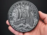 [Laser cut and engrave] Runder Schieferuntersetzer mit Wikingerschiff und Runenmotiv