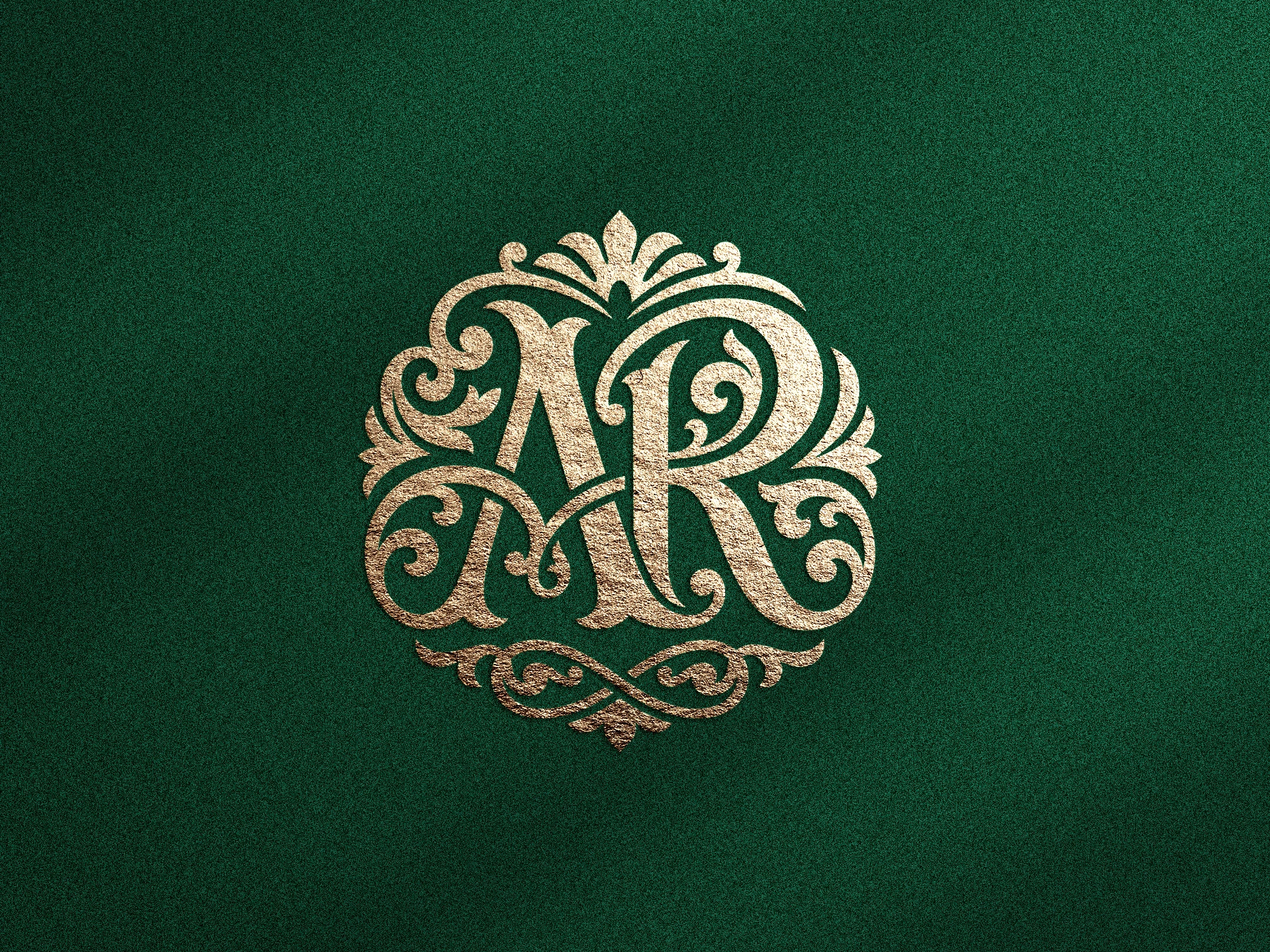 Monogramme doré AR avec ornements floraux sur fond vert texturé