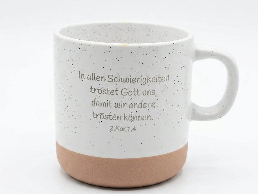 Weiße Keramiktasse mit Bibel Vers aus 2. Korinther 1,4