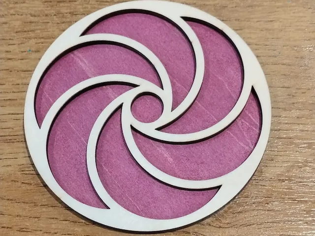 Sous-verre rond avec motif en spirale violet