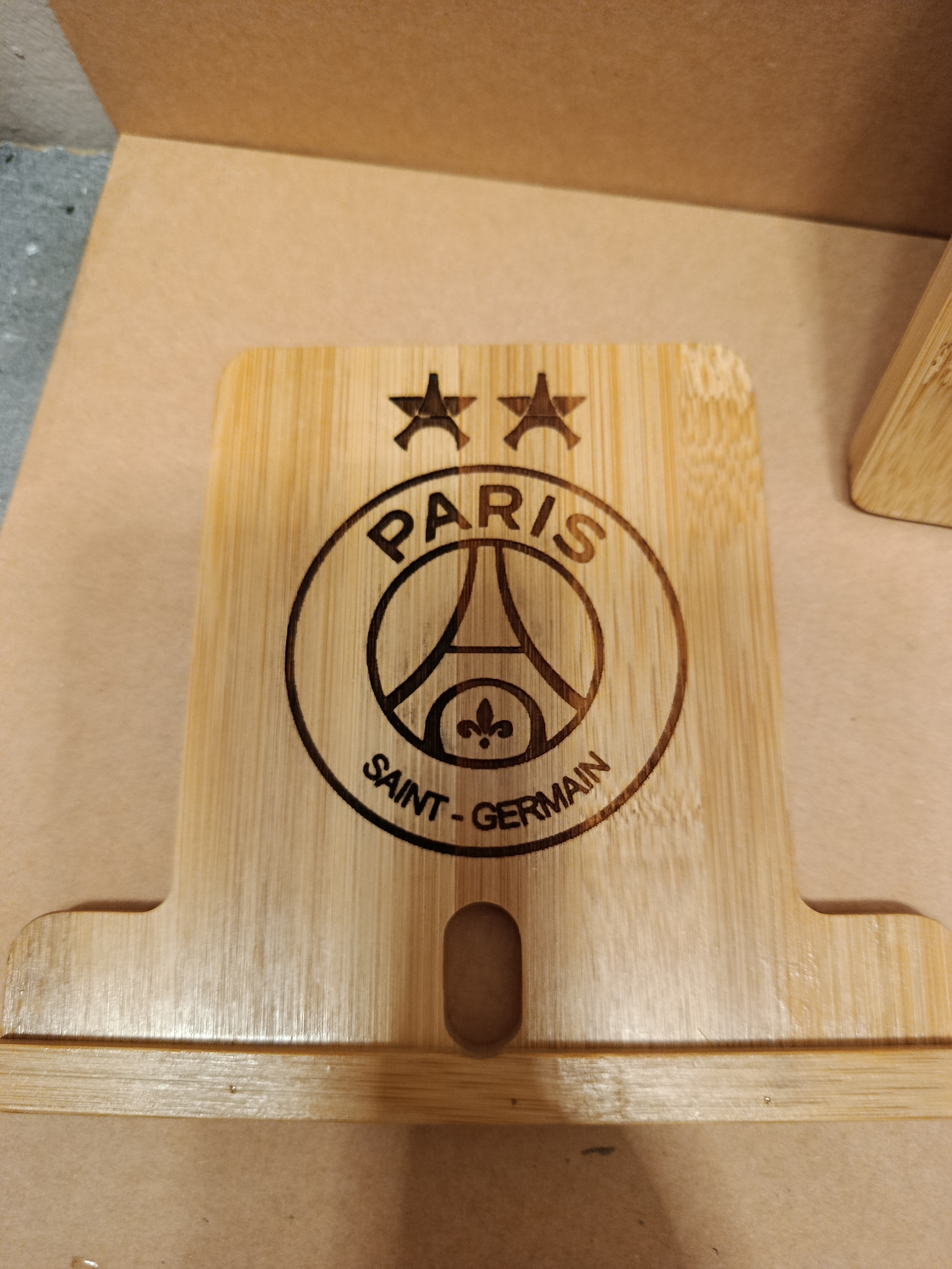 [Laser cut and engrave] Plaque commémorative en bois Paris Saint-Germain Champions d'Europe