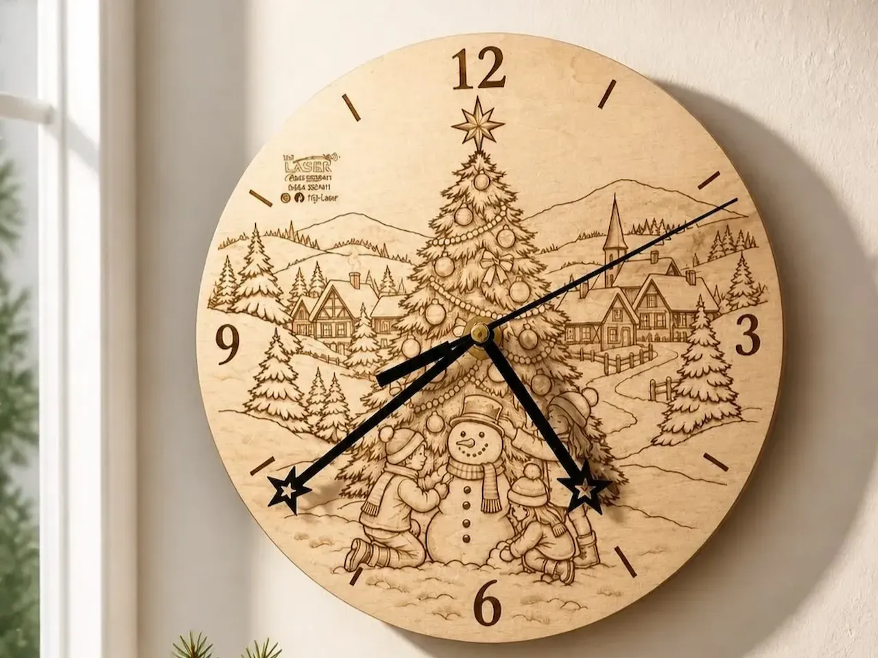 [Laser cut and engrave] Wanduhr aus Holz mit weihnachtlichem Winterlandschaft Motiv