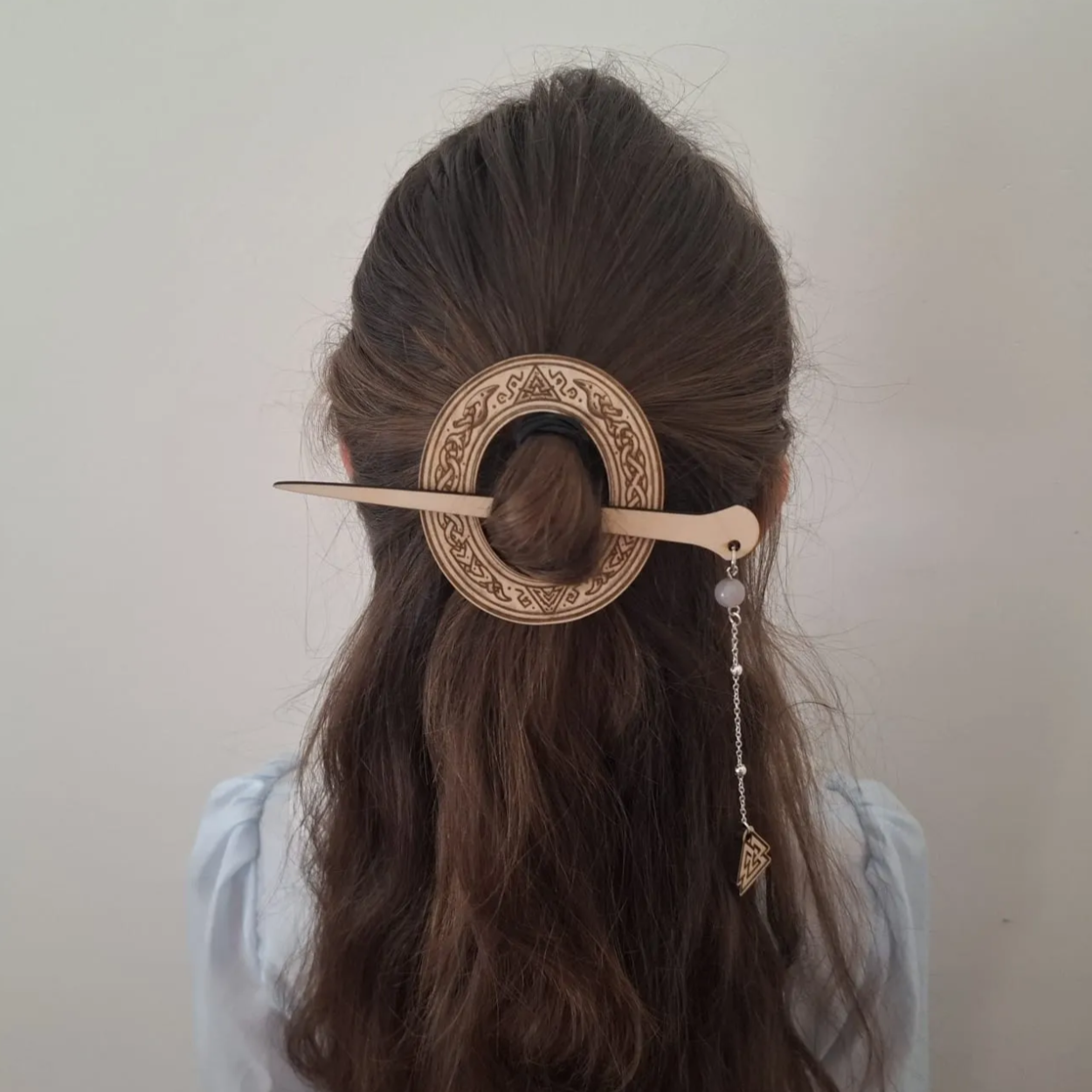 [Laser cut and engrave] Barrette à cheveux ronde en bois avec motif celtique et pendentif