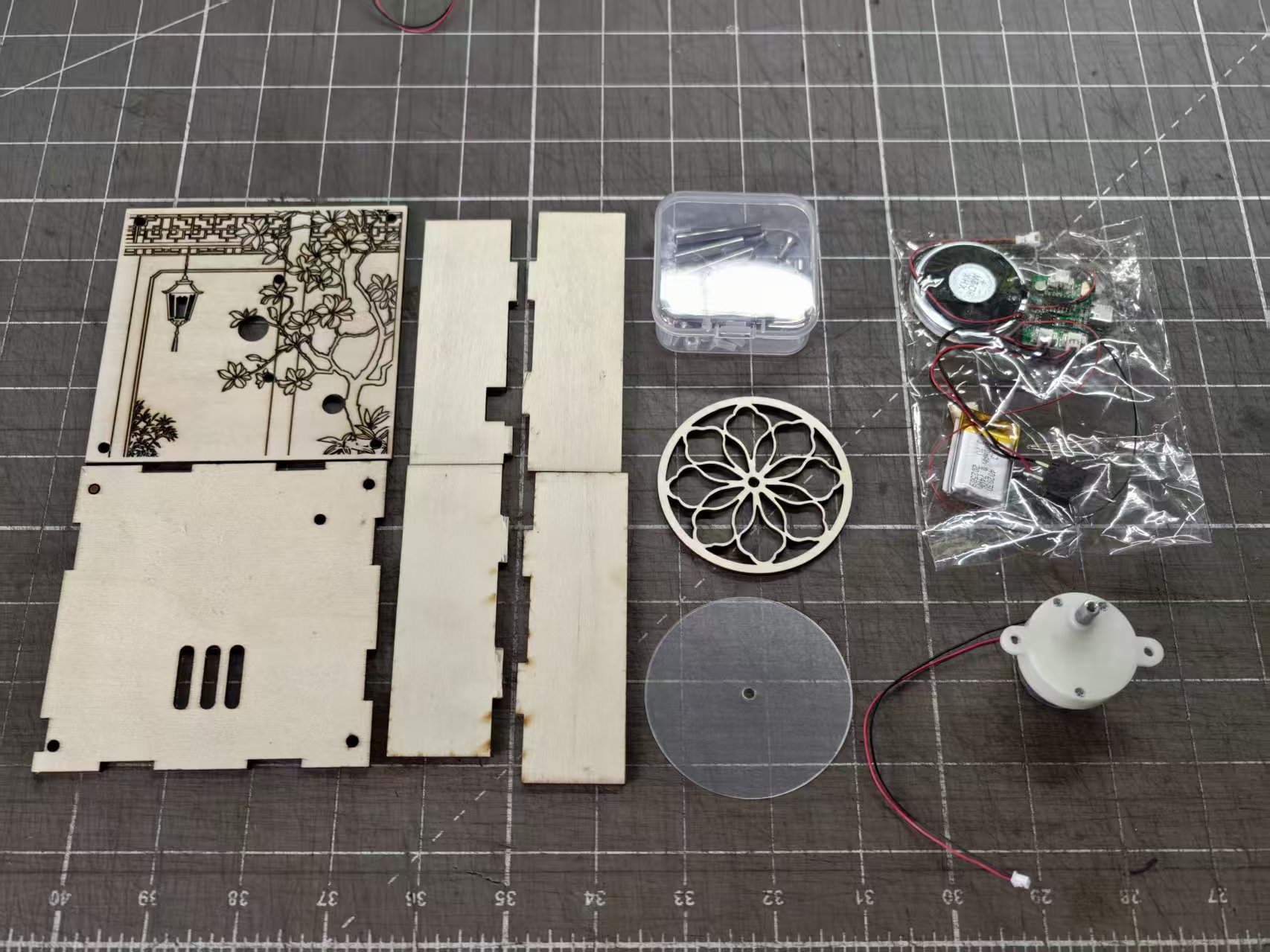 Chinese-style stained window pattern wooden rotating record night light instruction: step 1 -