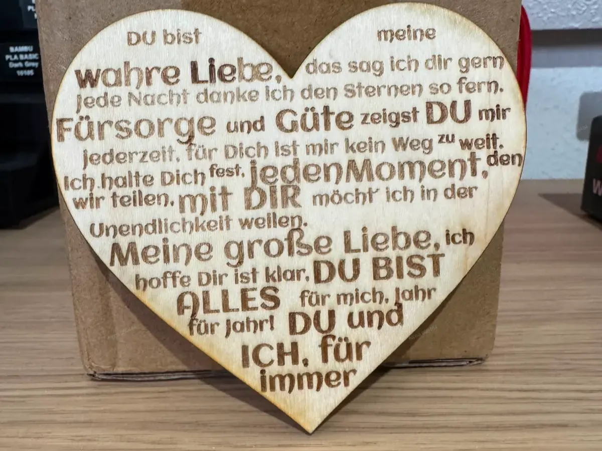 Herz aus Holz mit romantischem Liebesgedicht für Partner