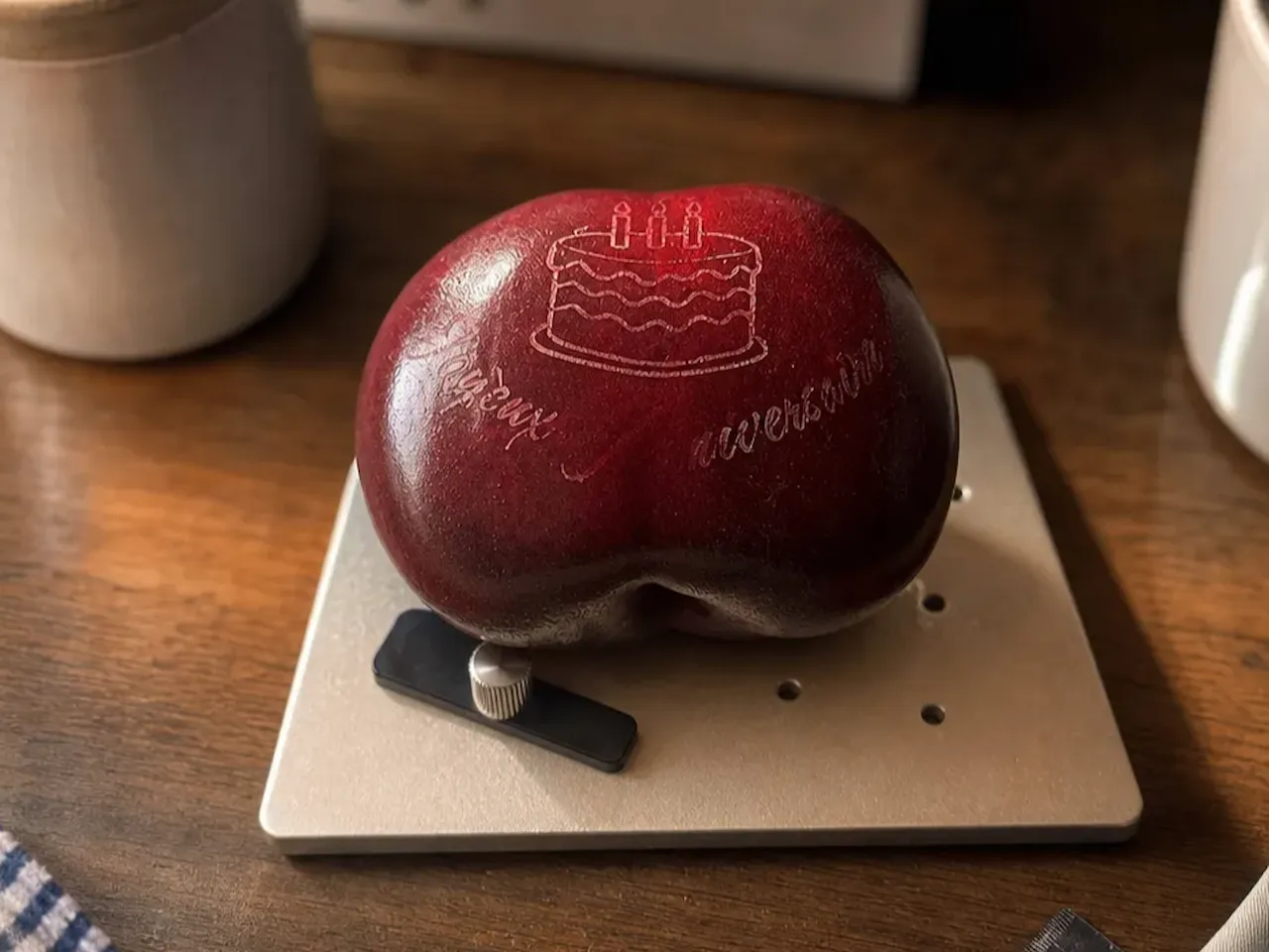 [Laser cut and engrave] nectarine with Joyeux Anniversaire birthday cake illustration