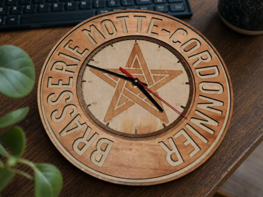 Horloge murale en bois personnalisée Brasserie Motte-Cordonnier avec motif étoile