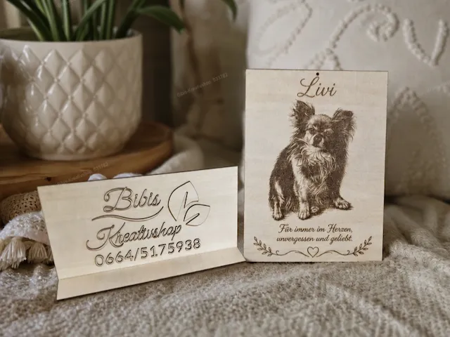 Holzaufsteller mit Hunde-Gedenkbild und Widmung für Livi