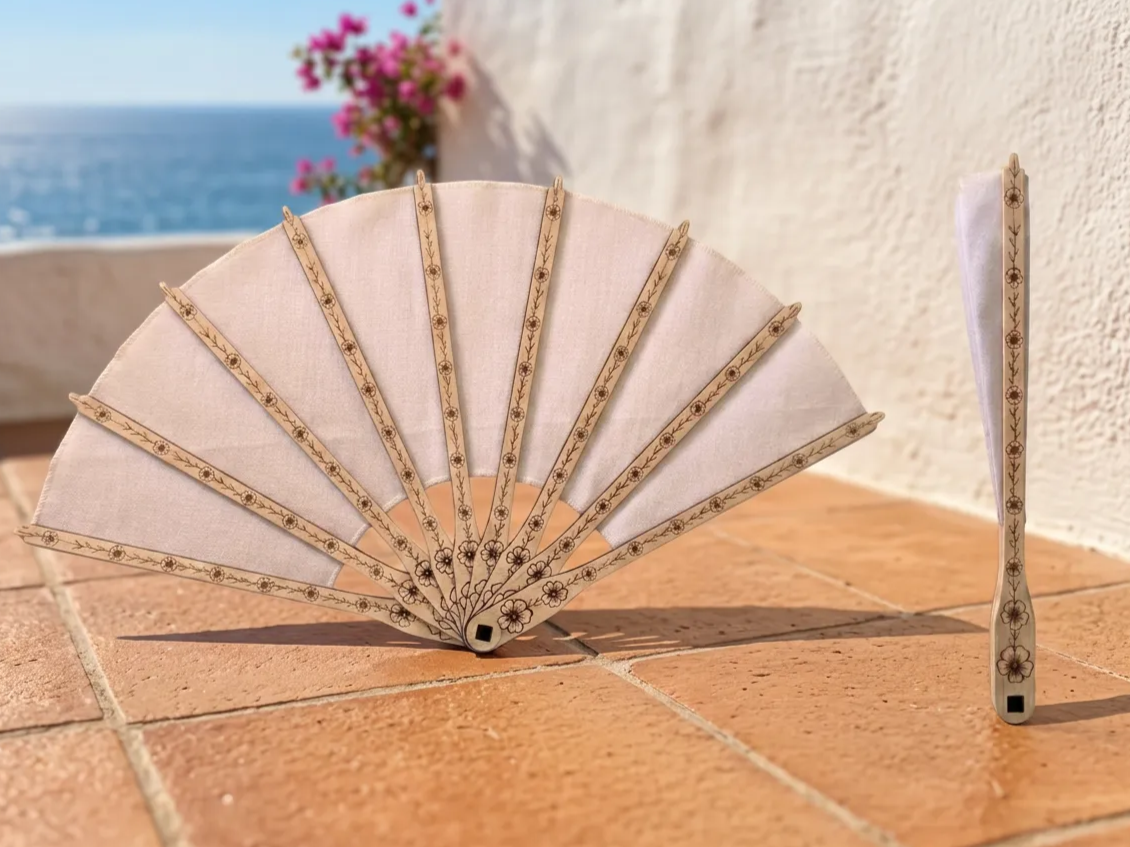 Éventail pliable en bois avec motif floral