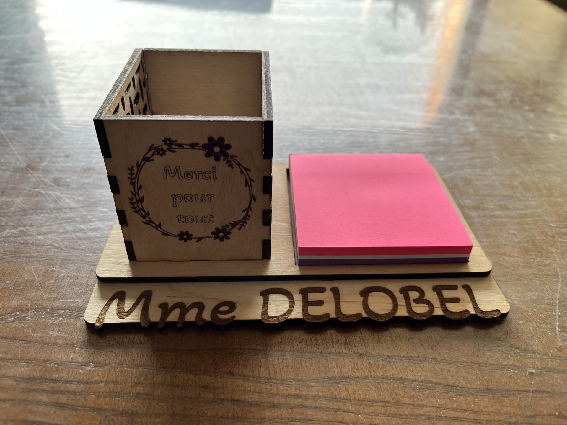 [Laser cut and engrave] Pot à crayons et support pour notes adhésives personnalisé