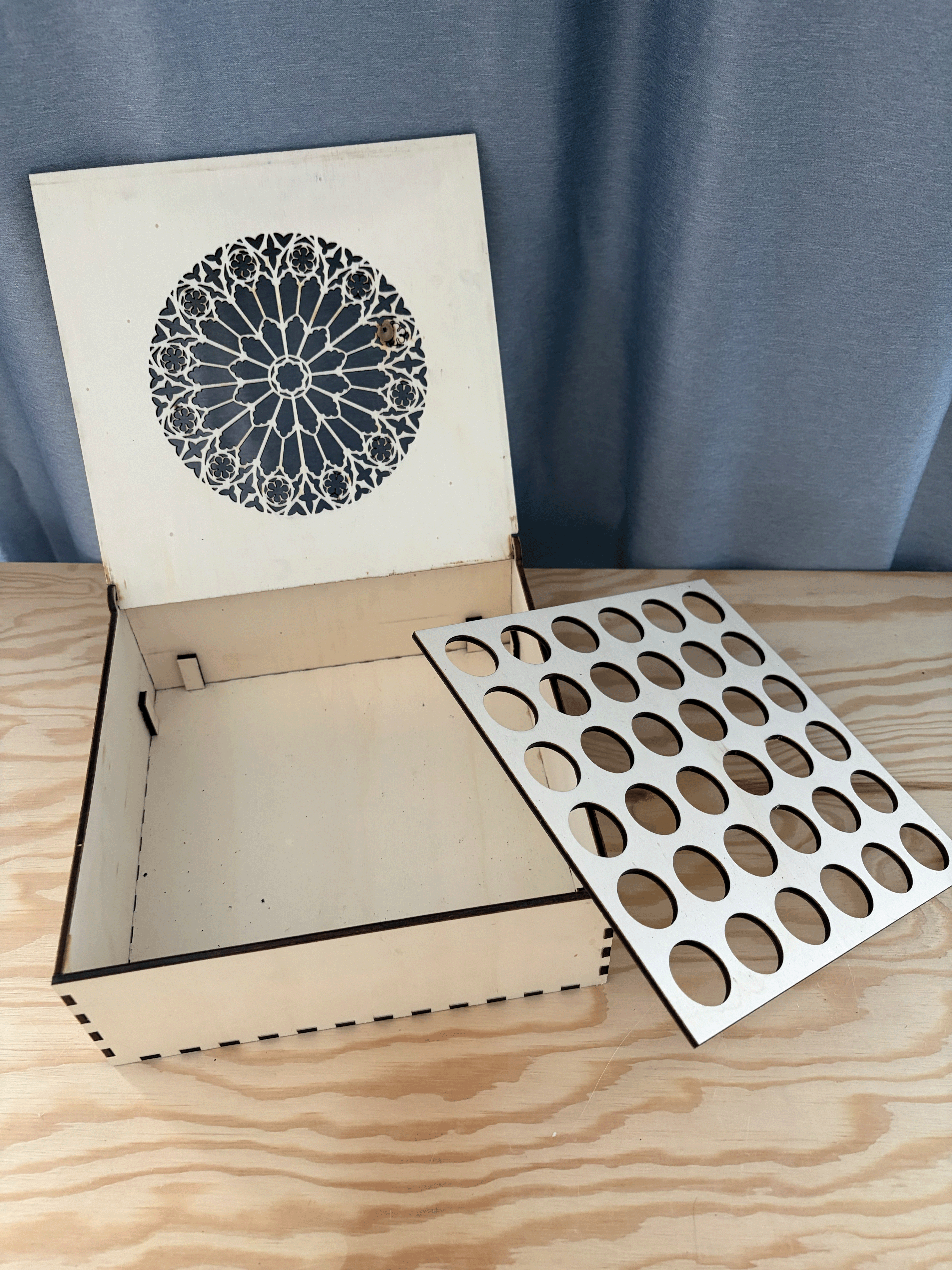 [Laser cut and engrave] Scatola con rosone