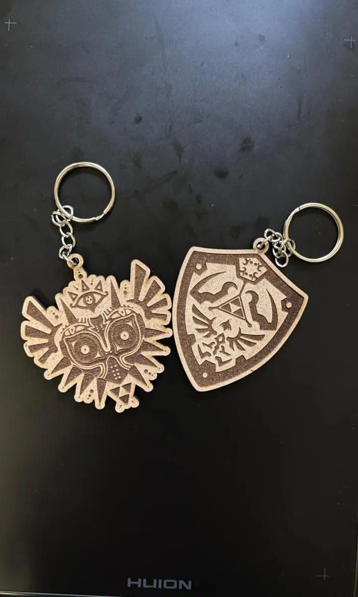 [Laser cut and engrave] Llaveros de madera con personajes de videojuegos en expositor rosa